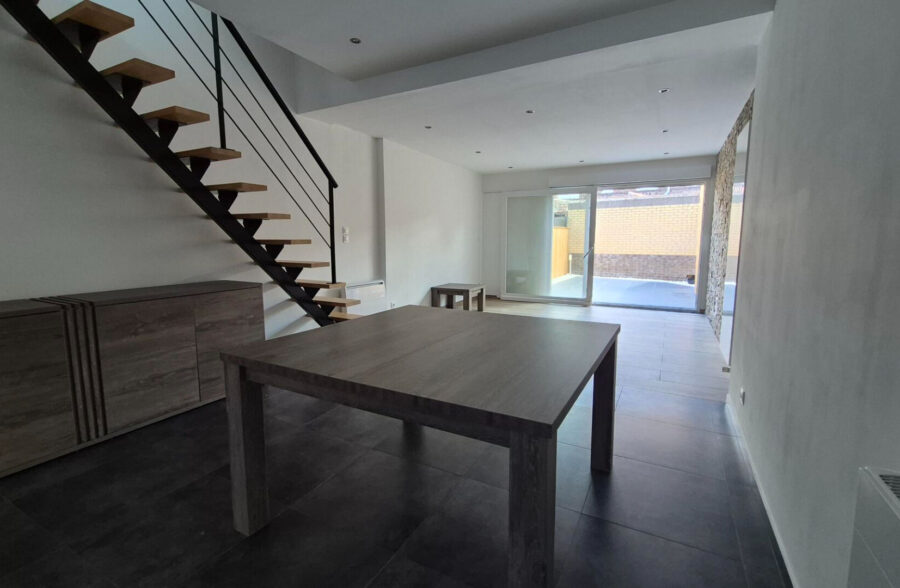 Maison rénovée à vendre : 3 chambres, terrasse ensoleillée
