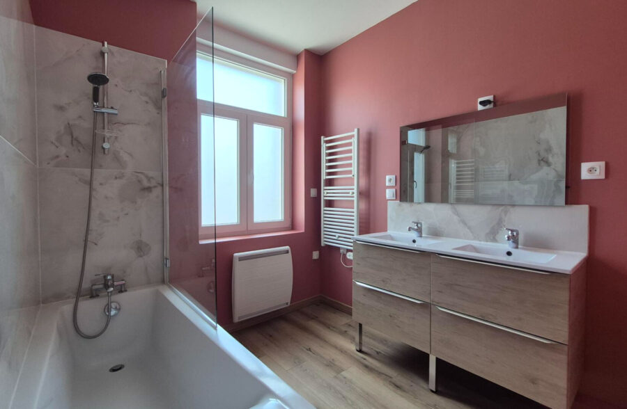 Maison rénovée à vendre : 3 chambres, terrasse ensoleillée