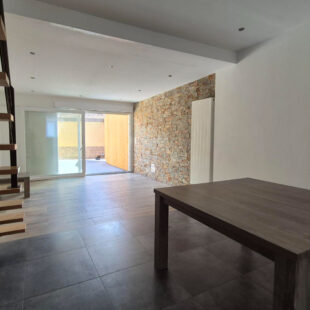 Maison rénovée à vendre : 3 chambres, terrasse ensoleillée