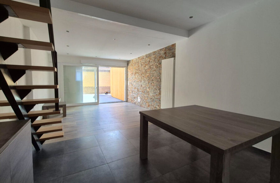 Maison rénovée à vendre : 3 chambres, terrasse ensoleillée
