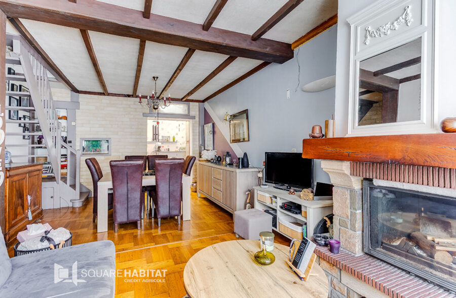 Maison 2 chambres + combles et extérieur.