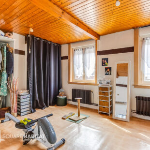 Maison 2 chambres + combles et extérieur.