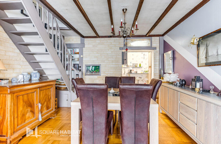 Maison 2 chambres + combles et extérieur.