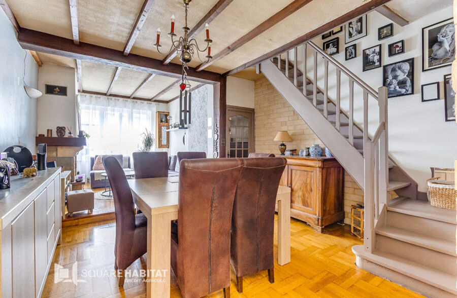 Maison 2 chambres + combles et extérieur.