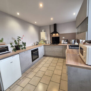 Maison familiale,3 chambres , grand garage .
