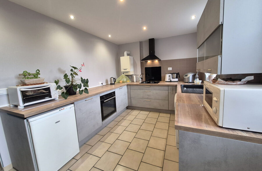 Maison familiale,3 chambres , grand garage .