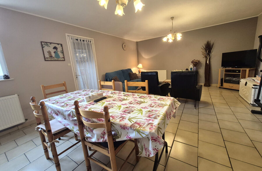 Maison familiale,3 chambres , grand garage .