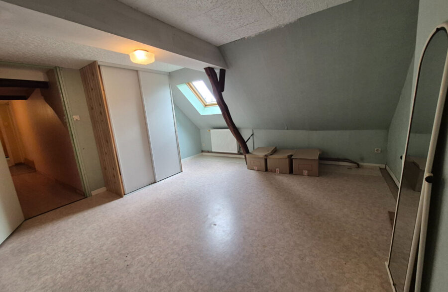 Maison familiale,3 chambres , grand garage .