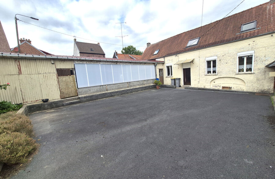 Maison familiale,3 chambres , grand garage .