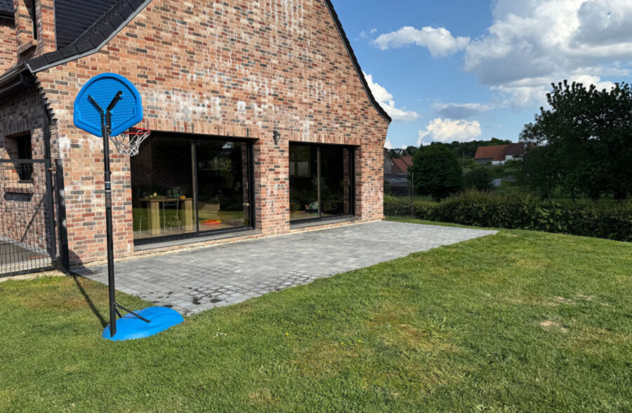 Meuble à poser dans  une  magnifique maison moderne à Zudausques