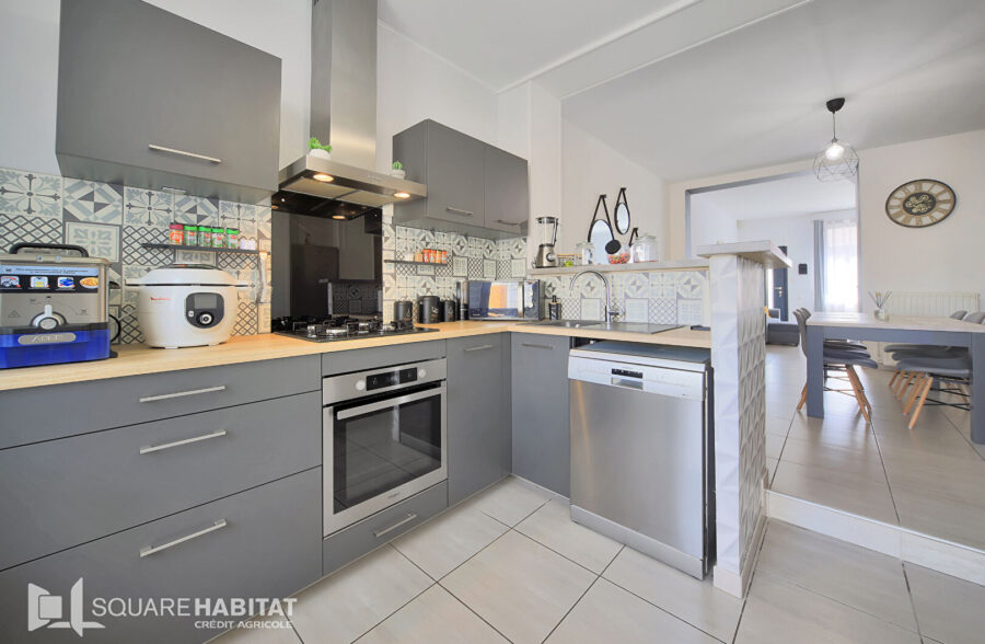 Charmante maison avec extérieur et garage