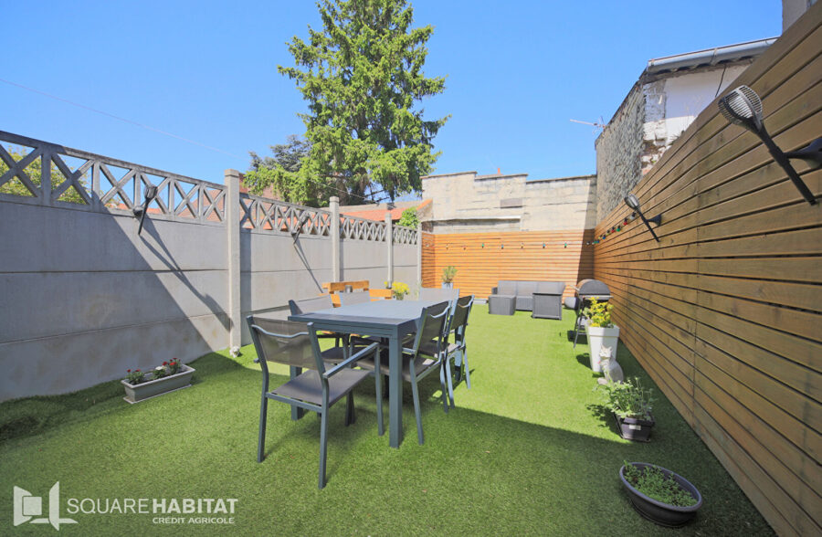 Charmante maison avec extérieur et garage