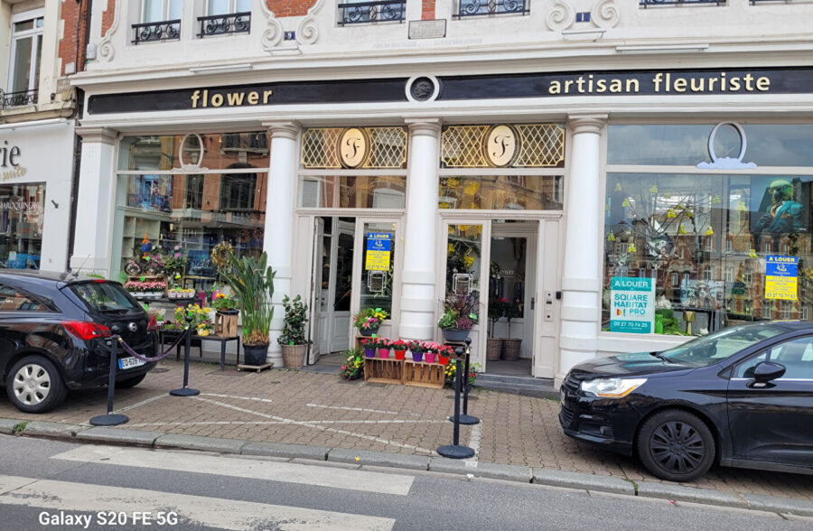 LOCAUX COMMERCIAUX EN CENTRE VILLE DANS UN TRES BEL IMMEUBLE