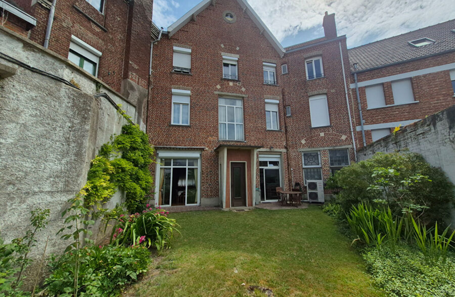 Maison Saint-Omer 7 pièce(s) 270 m2 -6 chambres et revenu locatif