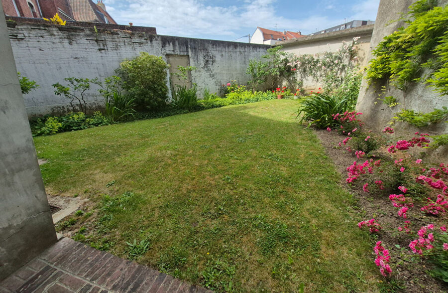Maison Saint-Omer 7 pièce(s) 270 m2 -6 chambres et revenu locatif
