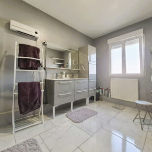 Maison170m2  + plain pied  69m2  et garage double.