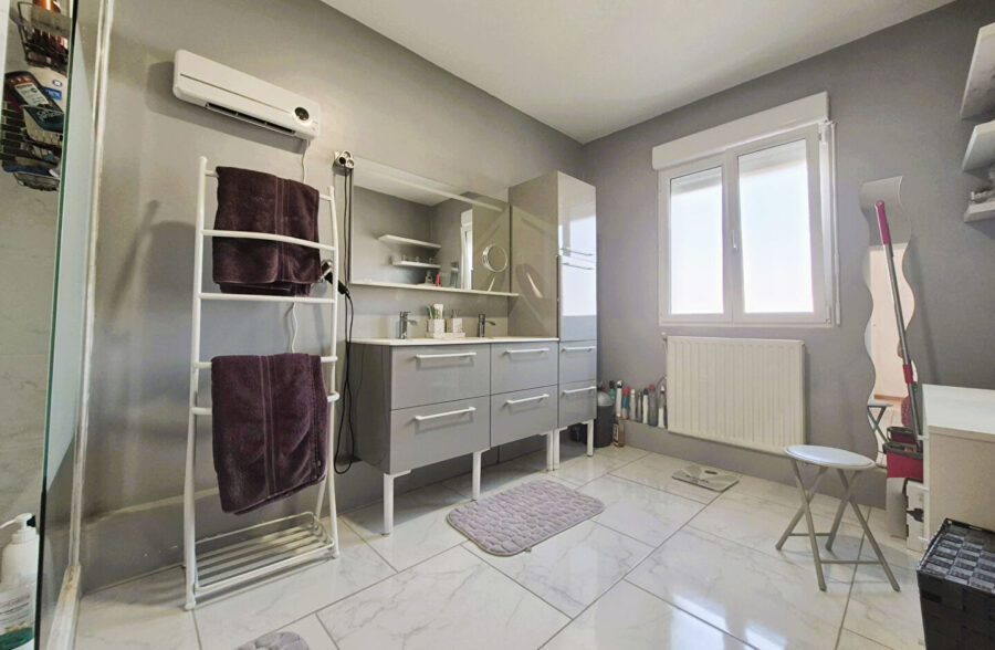 Maison170m2  + plain pied  69m2  et garage double.