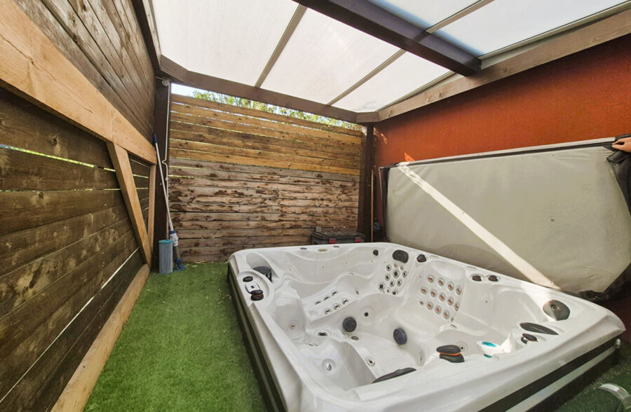 Maison170m2  + plain pied  69m2  et garage double.