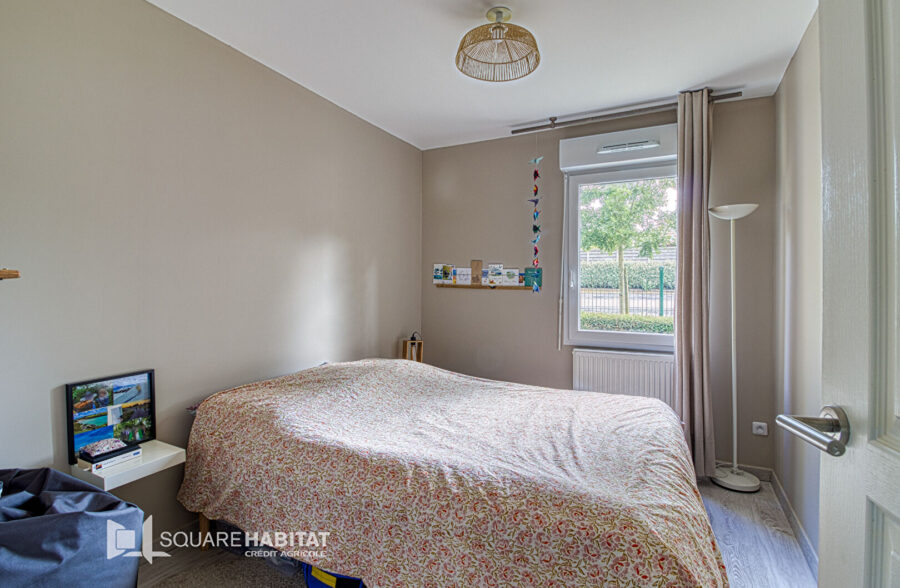 APPARTEMENT – CENTRE VILLE –  NORMES PMR – 2 CHAMBRES – JARDINS – 2 PLACES DE PARKING – CAVE