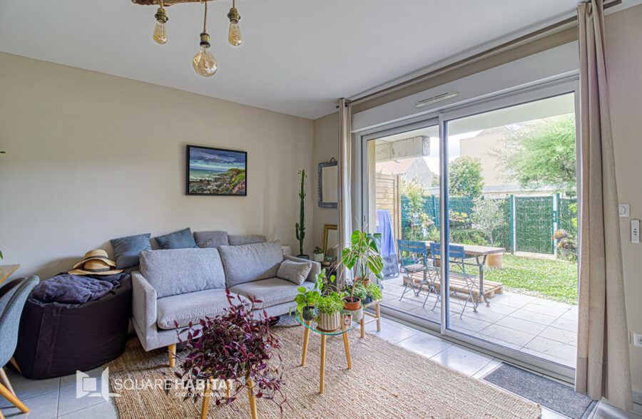 APPARTEMENT – CENTRE VILLE –  – 2 CHAMBRES – JARDINS – 2 PLACES DE PARKING – CAVE