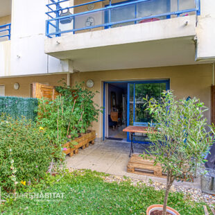 APPARTEMENT – CENTRE VILLE –  – 2 CHAMBRES – JARDINS – 2 PLACES DE PARKING – CAVE