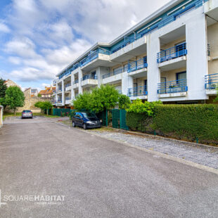 APPARTEMENT – CENTRE VILLE –  – 2 CHAMBRES – JARDINS – 2 PLACES DE PARKING – CAVE