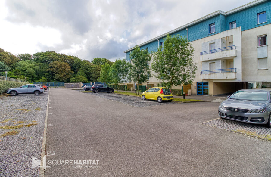 APPARTEMENT – CENTRE VILLE –  – 2 CHAMBRES – JARDINS – 2 PLACES DE PARKING – CAVE