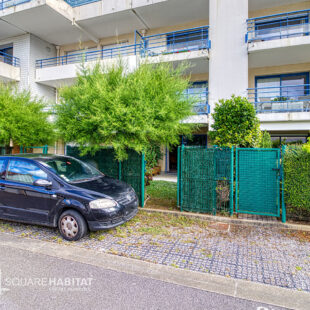 APPARTEMENT – CENTRE VILLE –  – 2 CHAMBRES – JARDINS – 2 PLACES DE PARKING – CAVE
