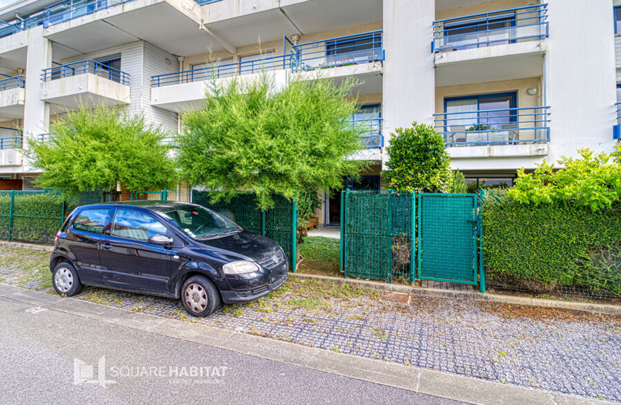 APPARTEMENT – CENTRE VILLE –  – 2 CHAMBRES – JARDINS – 2 PLACES DE PARKING – CAVE