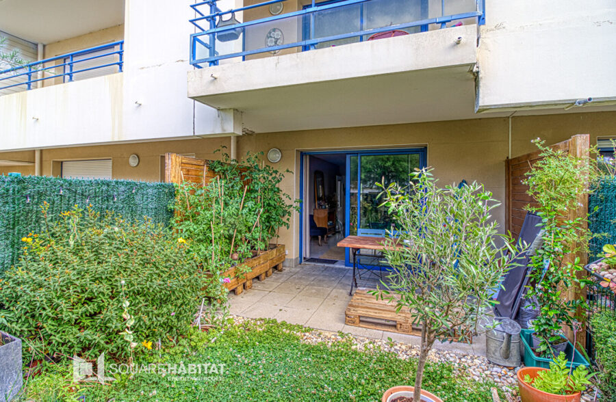 APPARTEMENT – CENTRE VILLE –  – 2 CHAMBRES – JARDINS – 2 PLACES DE PARKING – CAVE