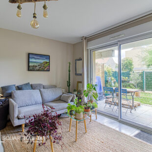 APPARTEMENT – CENTRE VILLE –  – 2 CHAMBRES – JARDINS – 2 PLACES DE PARKING – CAVE