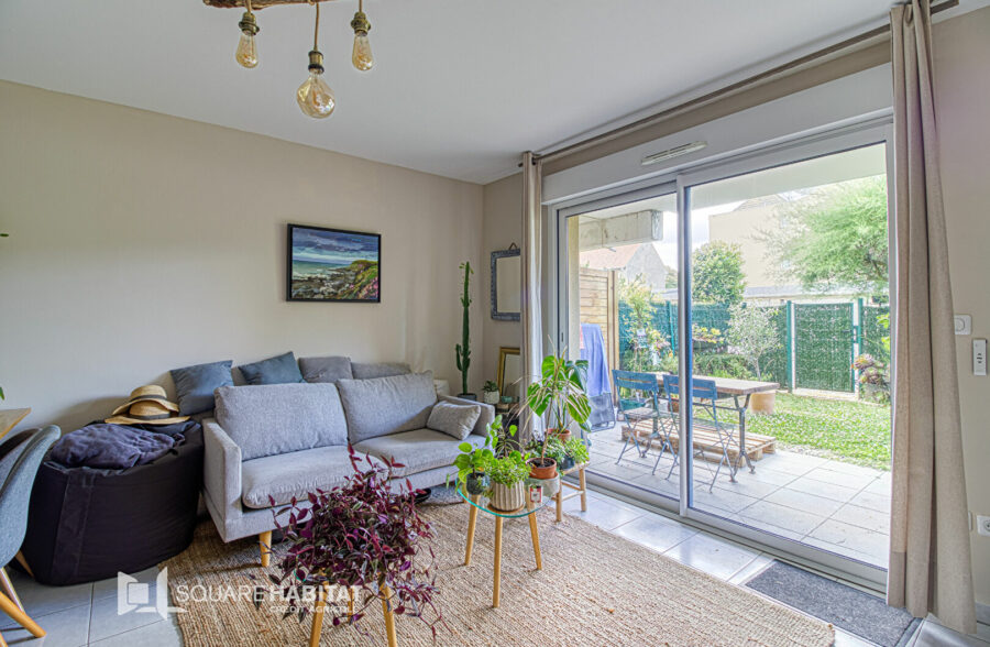 APPARTEMENT – CENTRE VILLE –  – 2 CHAMBRES – JARDINS – 2 PLACES DE PARKING – CAVE