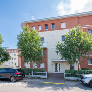 Très bel appartement 3 pièces, terrasse spacieuse plein sud et parking privé