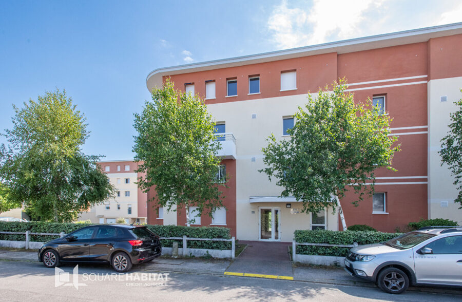 Très bel appartement 3 pièces, terrasse spacieuse plein sud et parking privé