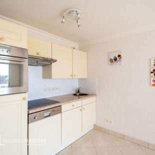 Très bel appartement 3 pièces, terrasse spacieuse plein sud et parking privé