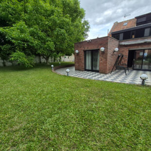Magnifique maison de 162m² avec 3 suites parentales, située dans un environnement paisible.