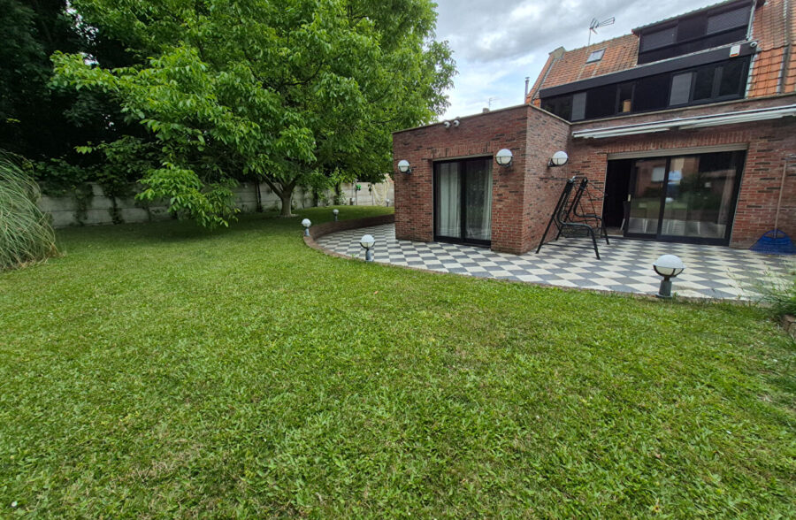 Magnifique maison de 162m² avec 3 suites parentales, située dans un environnement paisible.