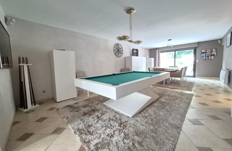 Magnifique maison de 162m² avec 3 suites parentales, située dans un environnement paisible.