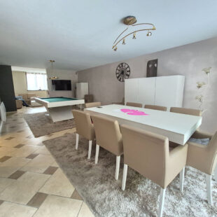 Magnifique maison de 162m² avec 3 suites parentales, située dans un environnement paisible.