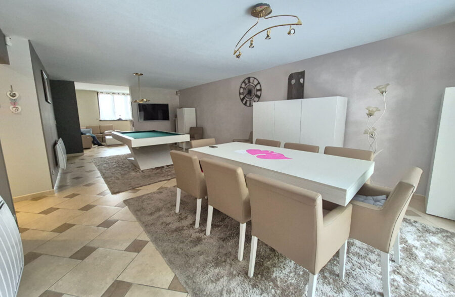 Magnifique maison de 162m² avec 3 suites parentales, située dans un environnement paisible.
