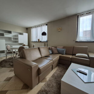 Magnifique maison de 162m² avec 3 suites parentales, située dans un environnement paisible.