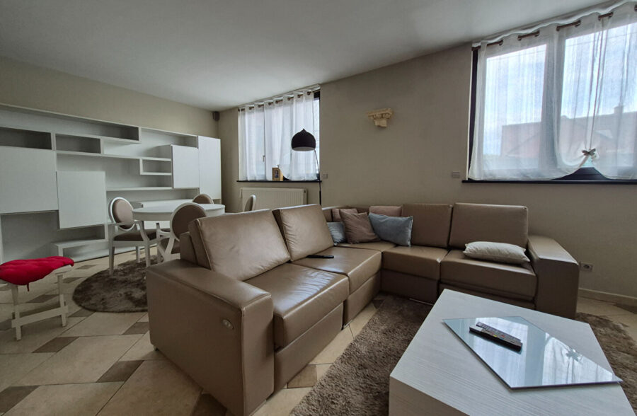 Magnifique maison de 162m² avec 3 suites parentales, située dans un environnement paisible.