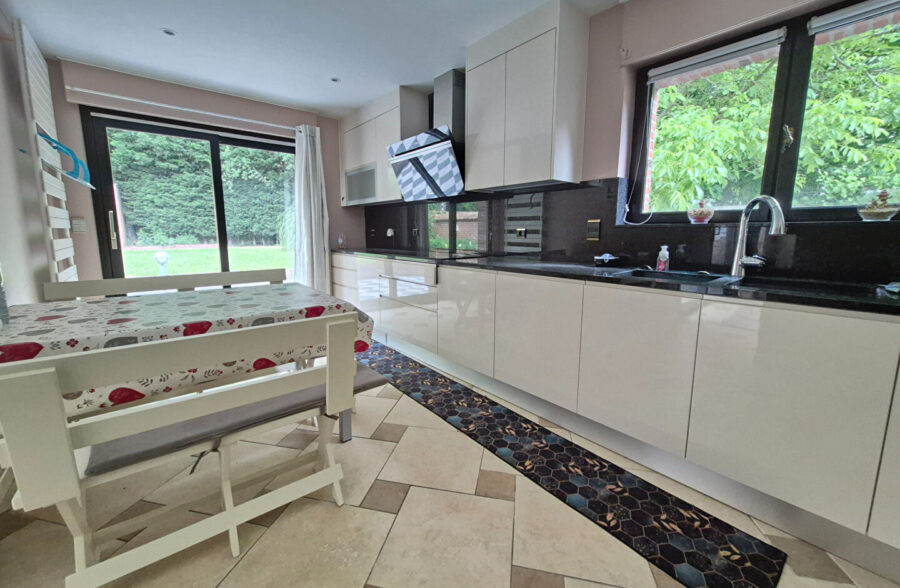 Magnifique maison de 162m² avec 3 suites parentales, située dans un environnement paisible.