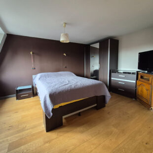 Magnifique maison de 162m² avec 3 suites parentales, située dans un environnement paisible.