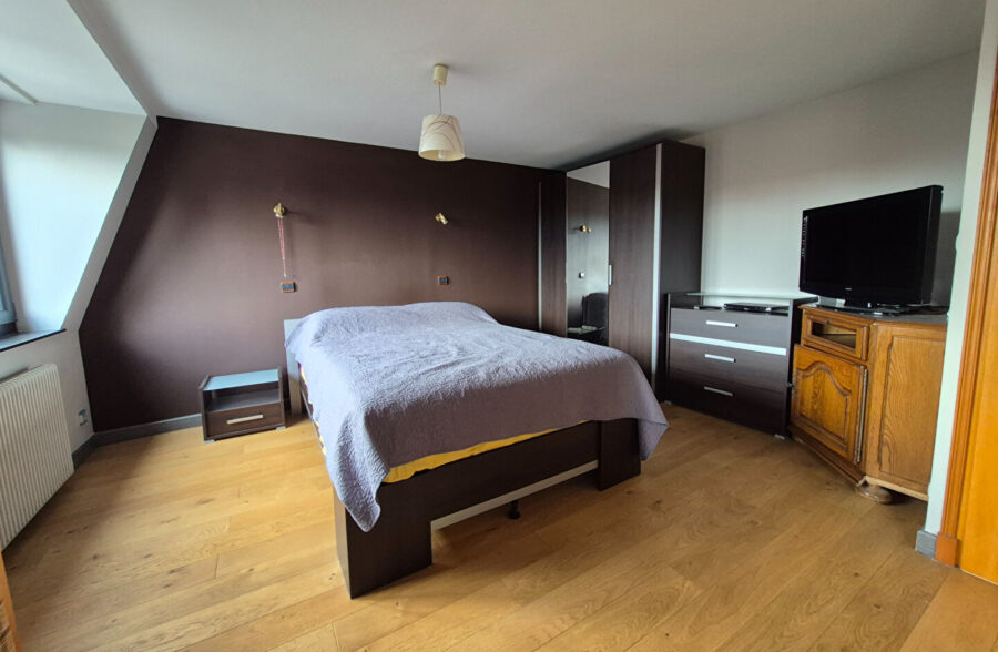 Magnifique maison de 162m² avec 3 suites parentales, située dans un environnement paisible.
