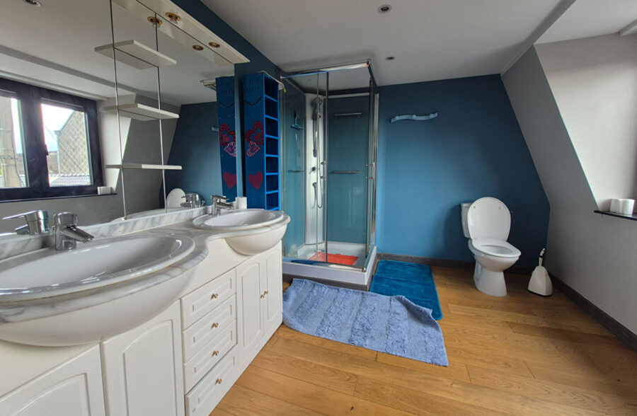 Magnifique maison de 162m² avec 3 suites parentales, située dans un environnement paisible.