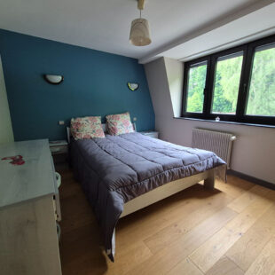 Magnifique maison de 162m² avec 3 suites parentales, située dans un environnement paisible.