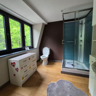 Magnifique maison de 162m² avec 3 suites parentales, située dans un environnement paisible.