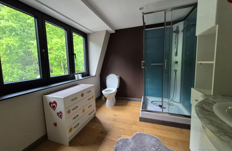Magnifique maison de 162m² avec 3 suites parentales, située dans un environnement paisible.