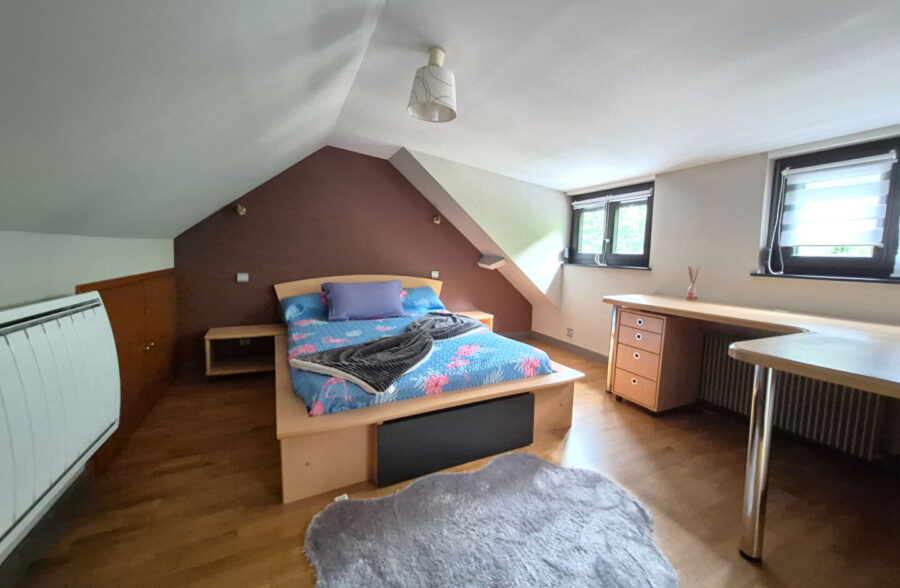 Magnifique maison de 162m² avec 3 suites parentales, située dans un environnement paisible.